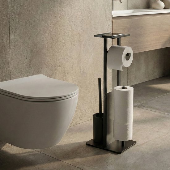 Zwarte toiletpapierhouder met 3 rollen en wc-borstel, naast een hangend toilet.