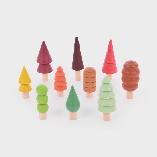 Dix arbres jouets en bois de différentes couleurs et formes, y compris des arbres avec des boules, des cônes et des cercles.