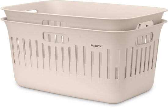 Twee crèmekleurige Brabantia wasmanden, één bovenop de ander, op een witte achtergrond.