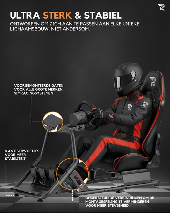 Zwart-rode racestoel met een bestuurder in racepak en helm, op een simulatorenrek met stuur en pedalen.