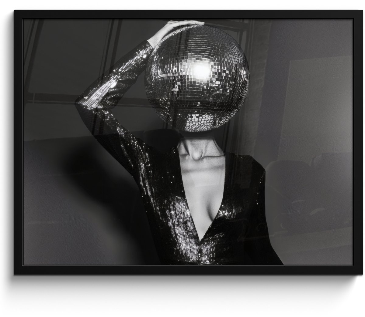 FrameYourWall Poster in lijst - Fotolijst 70x50 cm - Posters - Discobal - Gezicht - Glamour - Zwart - Posterlijst zwart - Decoratie - Wanddecoratie woonkamer - Muurdecoratie slaapkamer Discobal - Glamour