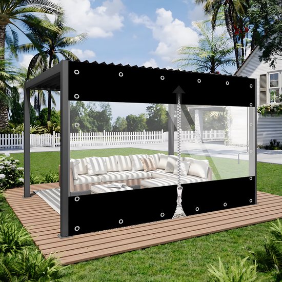 Zwart terasscherm met rits en transparant venster, op een houten terras naast gras, met pergola en loungebank.