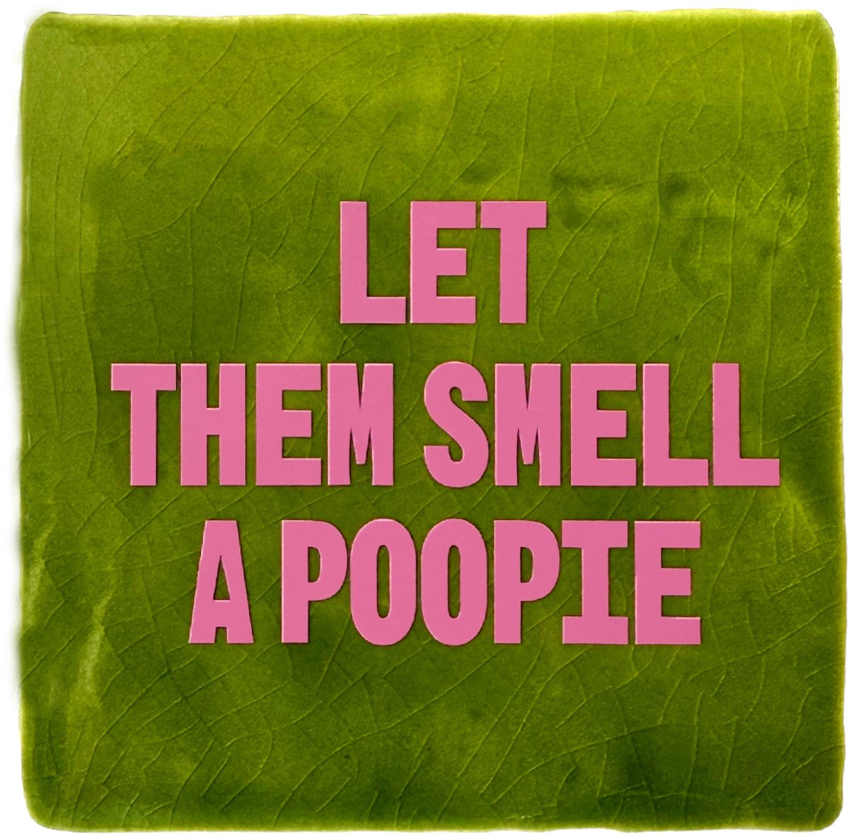 Snoes Spreuktegel - Let Them Smell A Poopie - Fris Groen met Roze - Inclusief Gratis Plakhaakje - Handgemaakt Keramiek - 10x10 cm - Trendy Cadeau - Humor Decoratie Let Them Smell Poopie