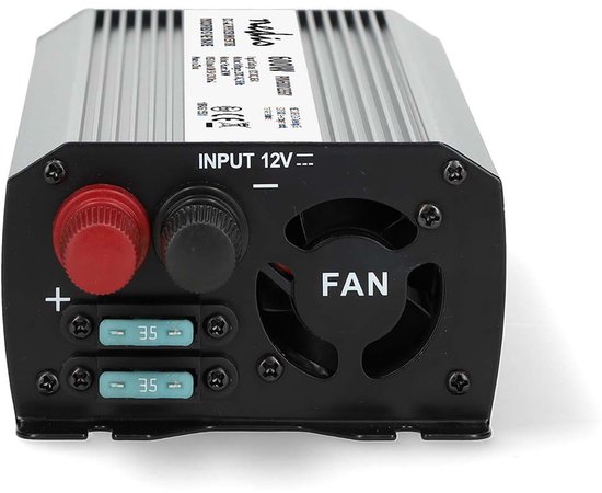 Zilverkleurige omvormer met rode en zwarte aansluitingen, ventilatie en informatie over 'INPUT 12V'.