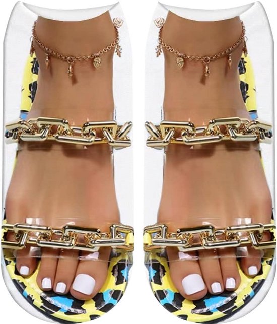 Kousen met 3D-print van voeten in transparante sandalen met gouden kettingen en luipaardprint. Witte teennagels.