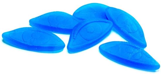 Blauwe snoepjes in de vorm van ogen, met reliëf van een oog.