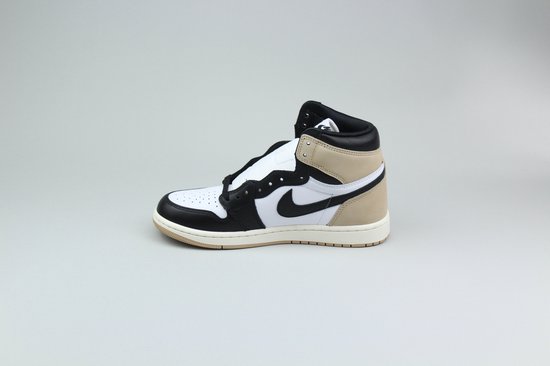 Jordan 1 Retro High OG 'Latte' sneaker in wit, zwart en beige, in profiel.