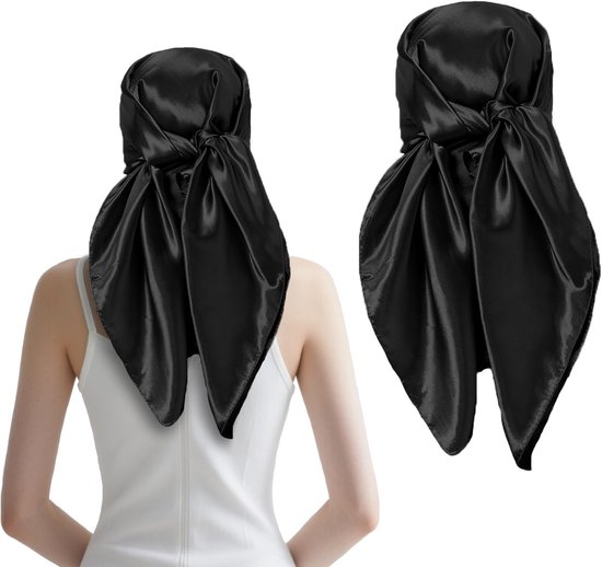 Achterzijde van een persoon met een zwarte satijnen hoofddoek, met een knoopdetail aan de achterkant.