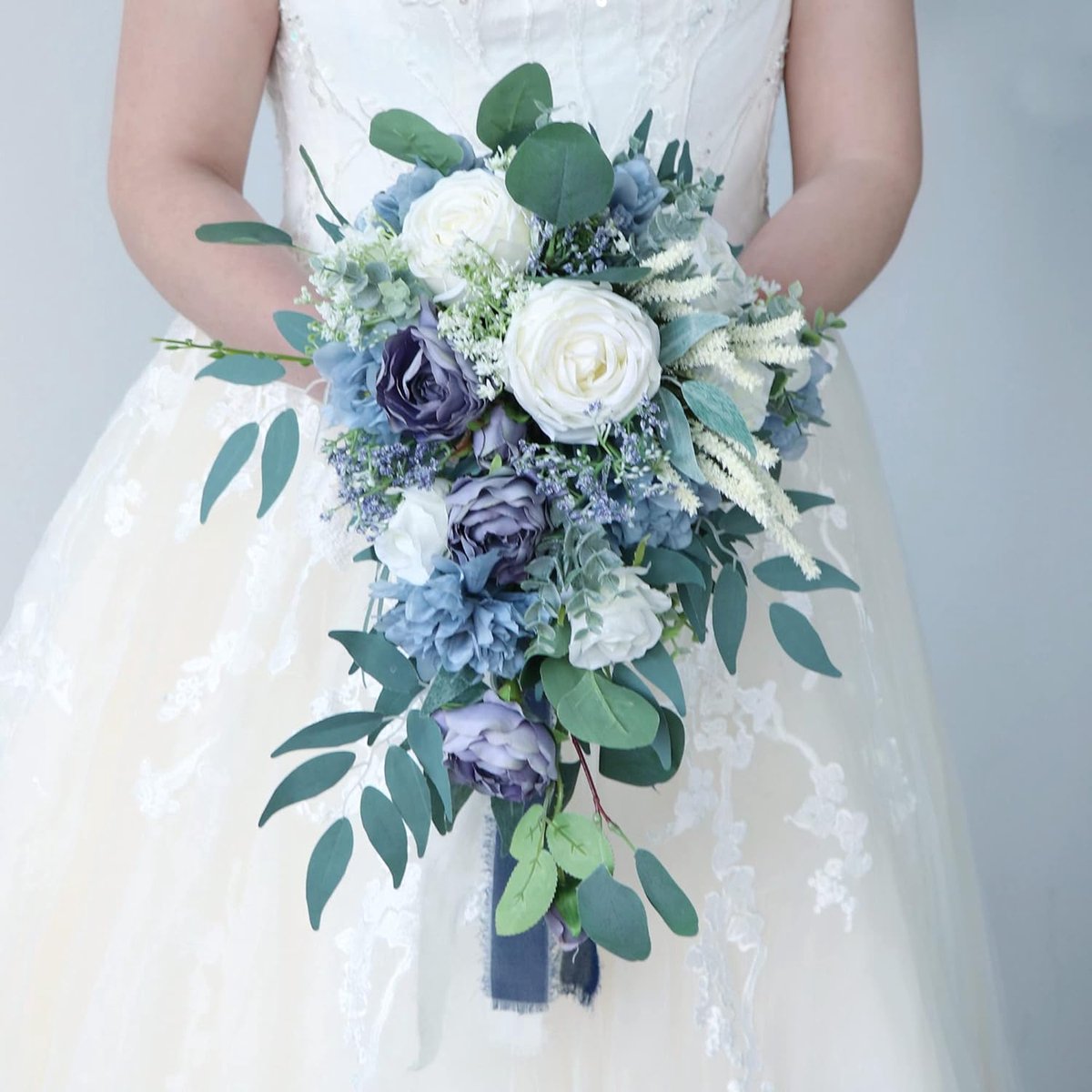 Vol Bruidsboeket Stoffig Blauw met Pioenroos en Eucalyptus voor Bruiloft