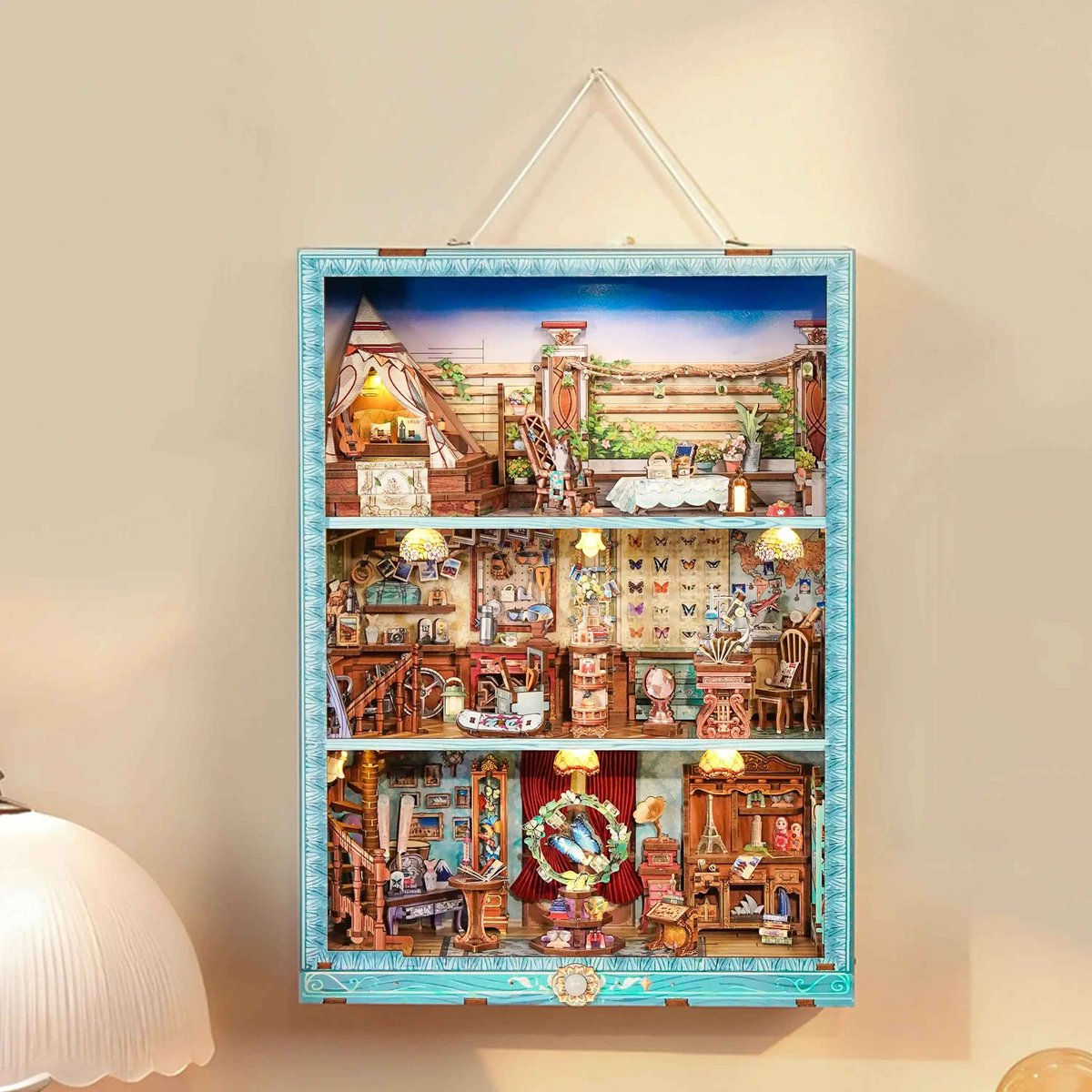 Tonecheer TQ456 Travel Collector Bouwpakket | Miniatuur huisjes pakket modelbouw voor volwassenen | Houten 3D Puzzel | Woonkamer decoratie schilderij | Bewegingssensor led lights verlichting | DIY poppenhuis display collectie — afbeelding 2