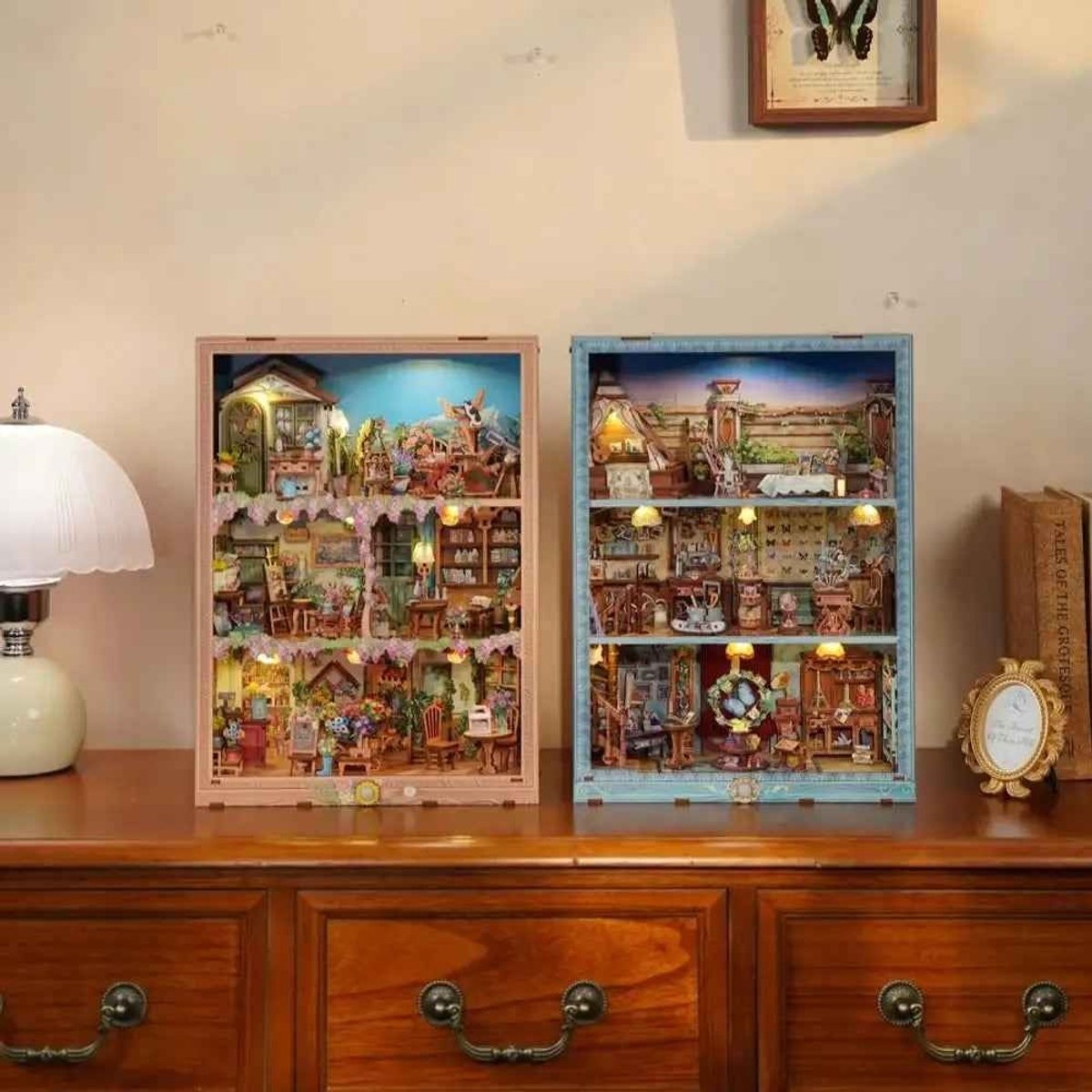 Tonecheer TQ456 Travel Collector Bouwpakket | Miniatuur huisjes pakket modelbouw voor volwassenen | Houten 3D Puzzel | Woonkamer decoratie schilderij | Bewegingssensor led lights verlichting | DIY poppenhuis display collectie — afbeelding 4