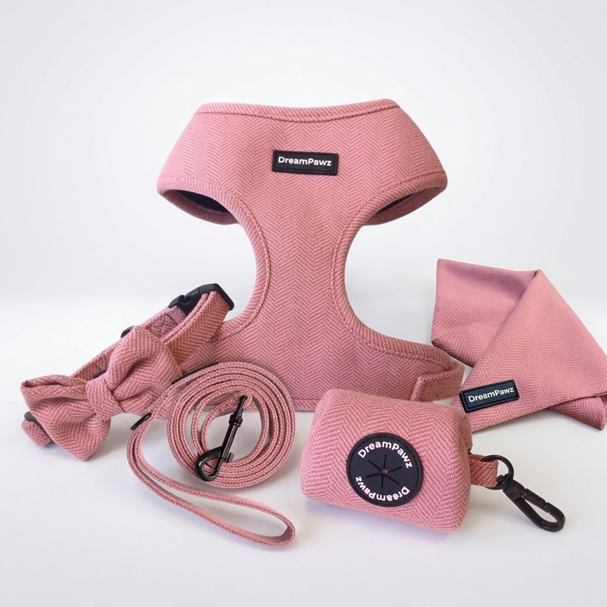 DreamPawz - Set van Harnas, Halsband, Riem en 3 accessoires - 6-Delige Set - Hondentuigje, Halsband, Leiband, Strikje, Poepzakjedispenser, Bandana - incl. Cadeauverpakking - Roze - L