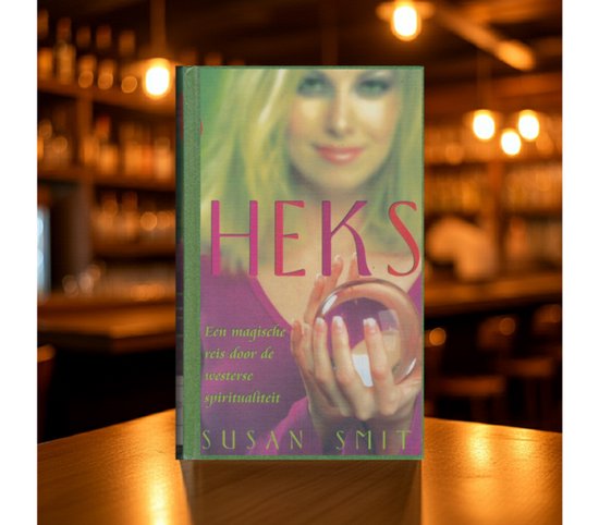 Boek 'Heks' met een vrouw die een kristallen bol vasthoudt, staand op een houten tafel met wazige achtergrond.