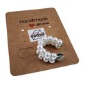 Enkele rij witte glasparels op bruine kaart met 'Handmade with love' tekst.