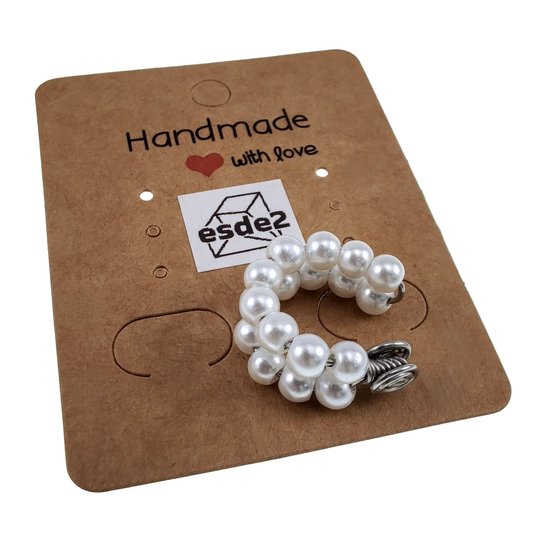 Enkele rij witte glasparels op bruine kaart met 'Handmade with love' tekst.