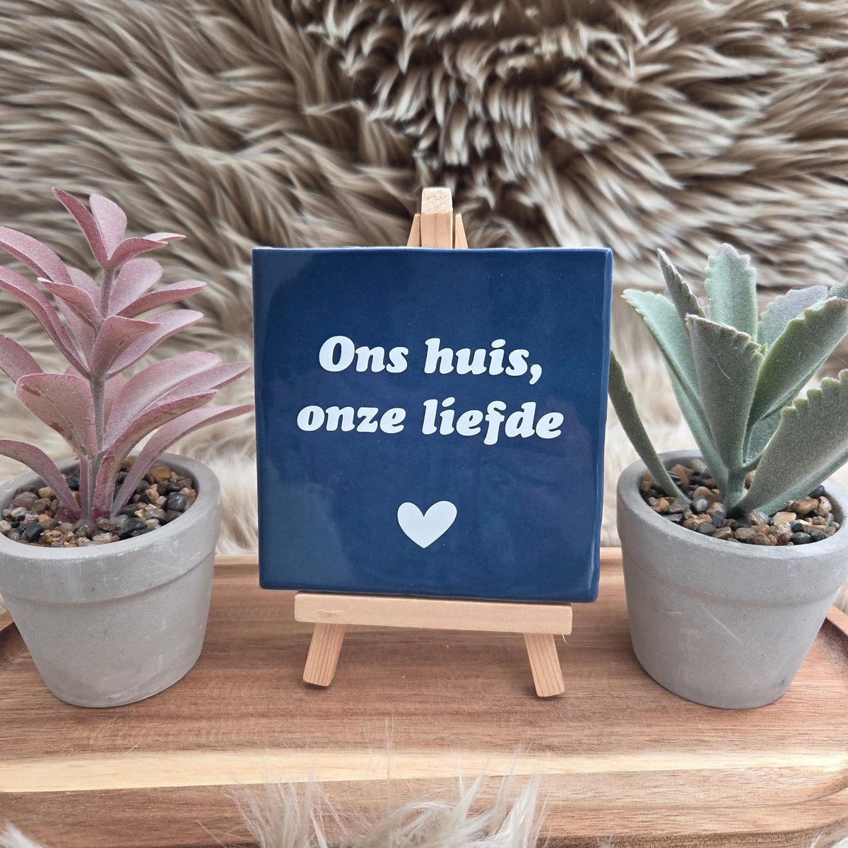 CreaCraft Robuust wenstegeltje “Ons Huis, Onze Liefde” – Liefde Cadeau – Woondecoratie – Relatie – Trendy nu – Valentijn – Handmade – Housewarming – Vriendschap – Decoratief Tegeltje met Standaard – Cadeau Idee Donkerblauw/Wit