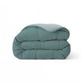 Een opgevouwen blauw dekbed met een lichtblauwe binnenkant.