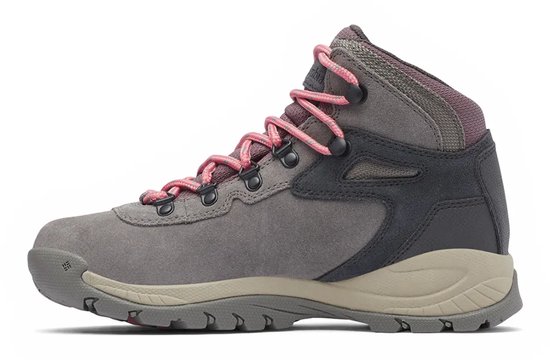Grijze wandelschoen met roze veters, donkergrijze en beige accenten.