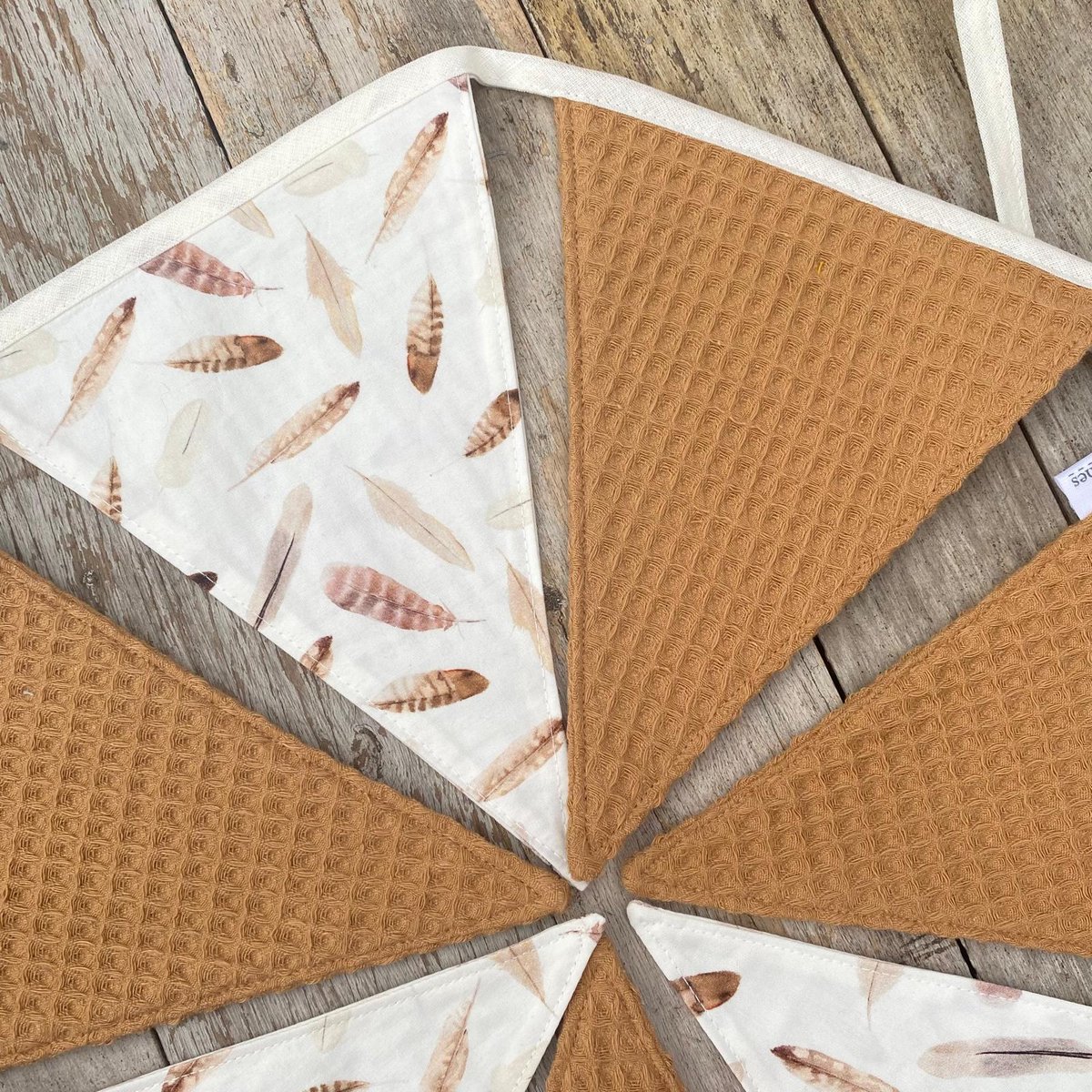 Vlaggenlijn – Camel Wafelstof met Naturel Veren – 100% Katoen – 195 cm – Kinderkamer & Feestdecoratie
