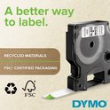 Een DYMO D1 labelcassette met zwart op wit labelmateriaal dat uit de dispenser komt.
