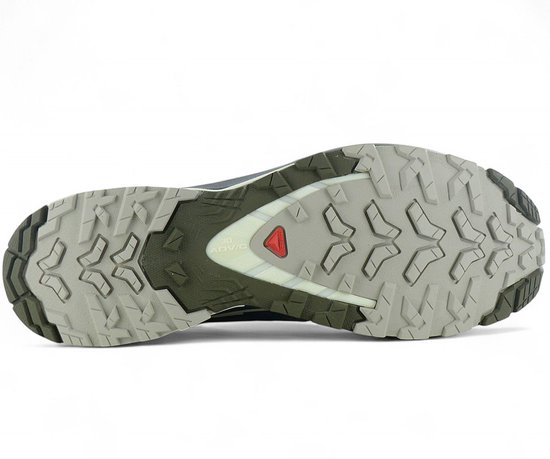 Zool van blauwe en groene Salomon XA PRO 3D V9 schoen, met grip en rode driehoek.
