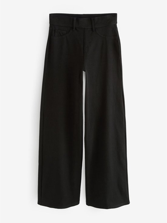Zwarte jersey denim broek met wijde pijpen, getoond op een witte achtergrond.