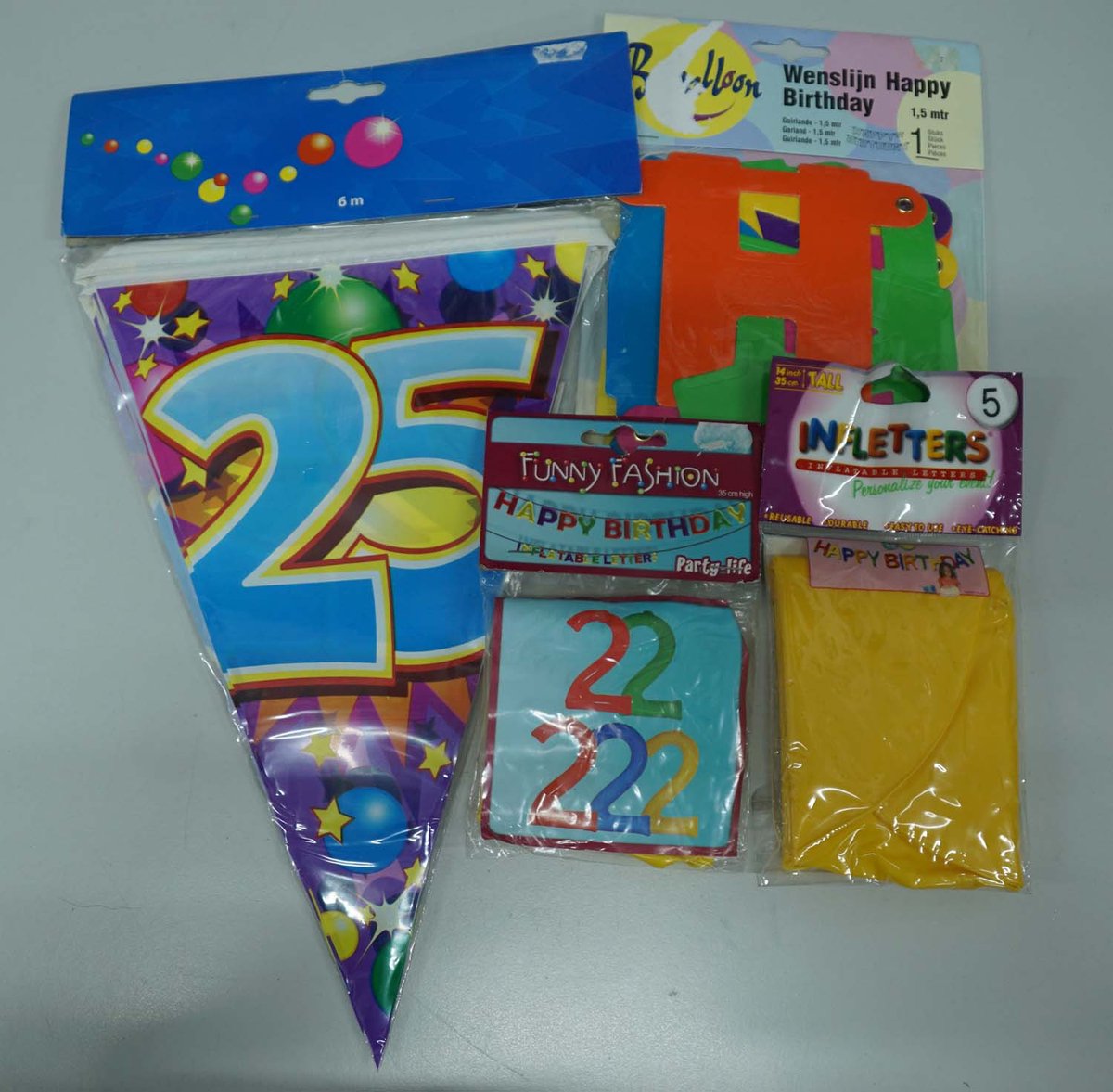 Verjaardag versierpakket 25 jaar met geel cijfer - slinger 25 - opblaasletter geel 25 - slinger Happy Brithday - slingers voor 25 jarige leeftijd - versiering voor 25 jarige bestaan - feest versiering voor 25 jarig verjaardag - versiering 25 jaar