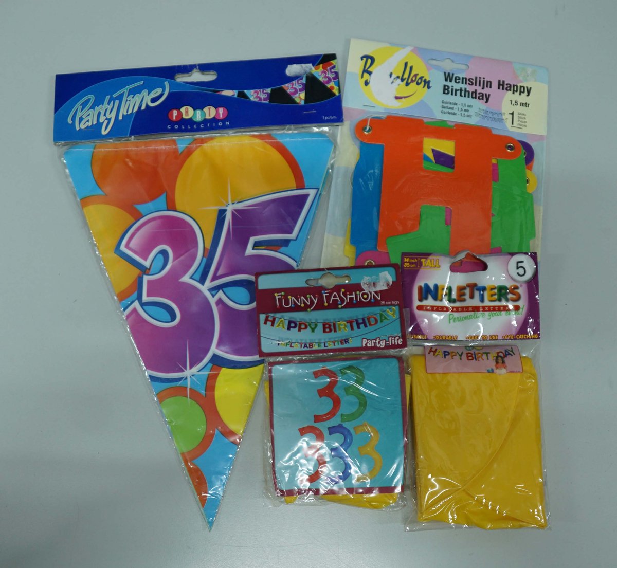 Verjaardag versierpakket 35 jaar met geel cijfer - slinger 35 - opblaasletter geel 35 - slinger Happy Brithday - slingers voor 35 jarige leeftijd - versiering voor 35 jarige bestaan - feest versiering voor 35 jarig verjaardag - versiering 35 jaar