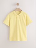 Lichtgeel poloshirt met korte mouwen, met kraag en twee knoopjes, hangend aan een kledinghanger.