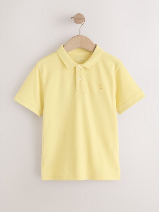 Lichtgeel poloshirt met korte mouwen, met kraag en twee knoopjes, hangend aan een kledinghanger.