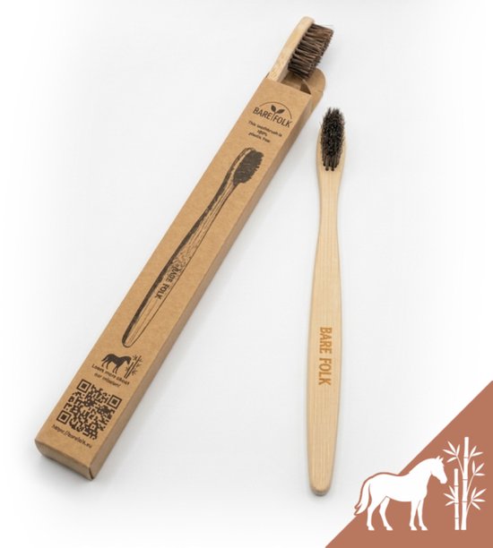 Une brosse à dents en bambou aux poils bruns, à côté de son emballage en carton.