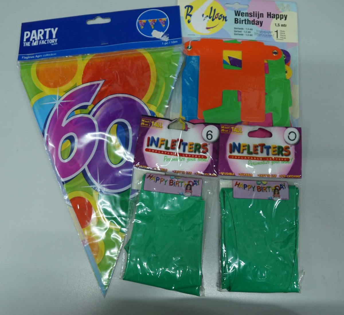 Verjaardag versierpakket 60 jaar met groen cijfer - slinger 60 - opblaasletter groen 60 - slinger Happy Brithday - slingers voor 60 jarige leeftijd - versiering voor 60 jarige bestaan - feest versiering voor 160 jarig verjaardag - versiering 60 jaar