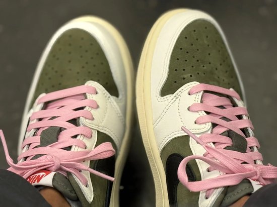 Bovenaanzicht van Nike Air Jordan 1 sneakers met olijfgroene, witte en roze details. Roze veters.