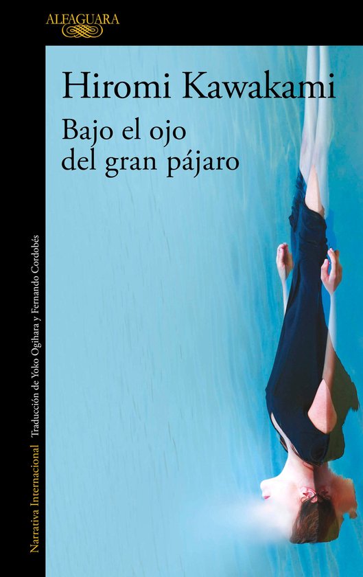 Boekcover met de titel 'Bajo el ojo del gran pájaro' in het Spaans, door Hiromi Kawakami. Een persoon ligt ondersteboven in blauw water.