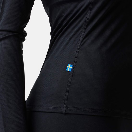 Zwarte longsleeve top met een kleine Zweedse vlag op de zijkant.