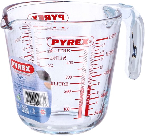 Glazen Pyrex maatbeker van 0,5 liter met rode maataanduidingen.