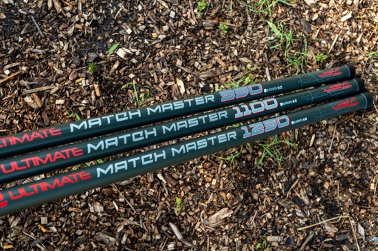Drie 'Ultimate Match Master' hengels met de types 950, 1100DD en 1250, liggend op boomschors.