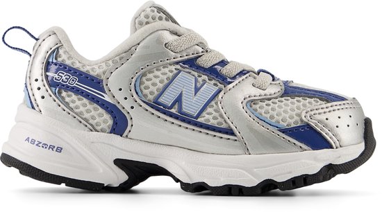 Sneaker New Balance argentée avec accents bleus, logo 530 et mesh