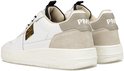 Achterkant van witte sneakers met beige suède en bruine hielstukken met PME logo.