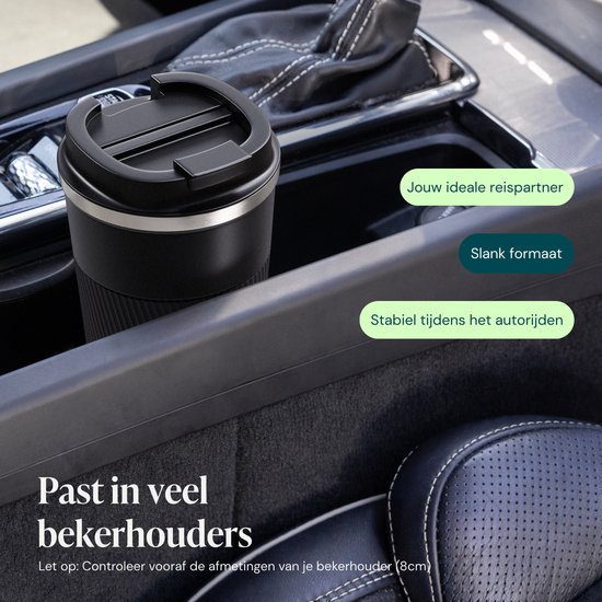 Zwarte thermosbeker staat in de middenconsole van een auto, ideaal voor reizen.