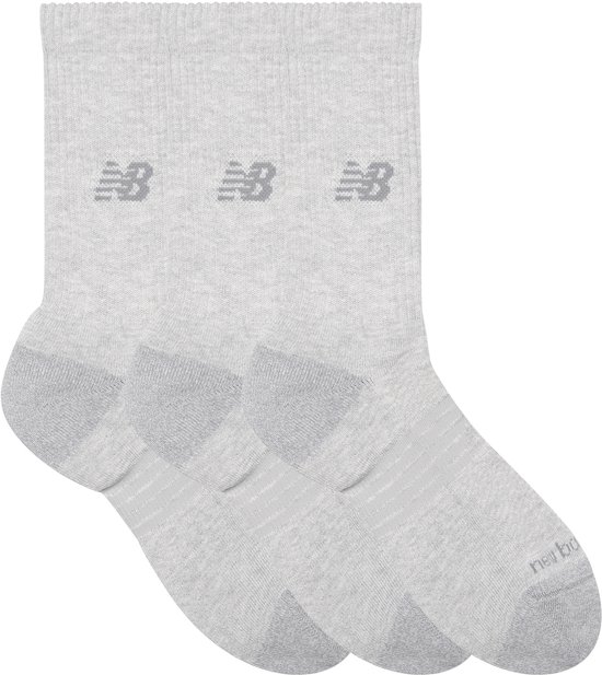 Drie paar lichtgrijze New Balance sportsokken met logo op de schacht en de tenen.