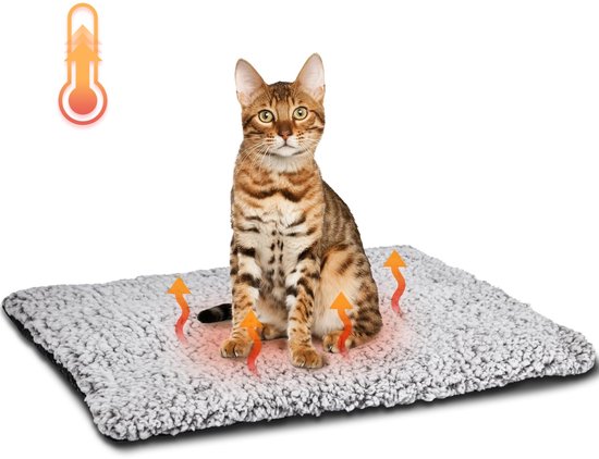 Een gestreepte kat zit op een grijze, pluizige verwarmingsmat met hitte-indicatoren.