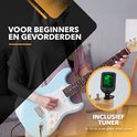 Jongere vrouw bespeelt een lichtblauwe elektrische gitaar, met een groen stemapparaat op de kop. "VOOR BEGINNERS EN GEVORDERDEN", "INCLUSIEF TUNER"