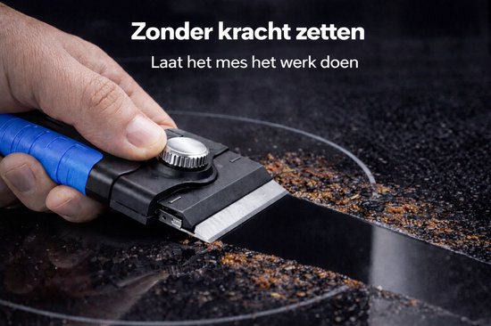 Blauwe schraper met metalen mes maakt een krasloze streep door aangebrand vuil op een zwarte kookplaat.