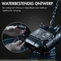 Zwart scheerapparaat onder de waterstraal, met spatten. Inzet toont handen die het apparaat onder de kraan reinigen. Tekst: "Waterbestendig ontwerp."