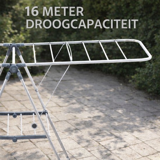 Wit droogrek met 16 meter droogcapaciteit buiten.