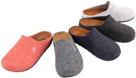 Groep van vijf vilten sloffen in de kleuren koraalrood, grijs, donkergrijs, donkerblauw en lichtgrijs.