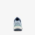 Achterkant van een blauwe Skechers sneaker met mintgroene accenten, witte en blauwe zool.