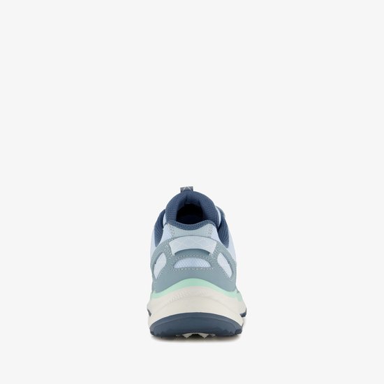 Achterkant van een blauwe Skechers sneaker met mintgroene accenten, witte en blauwe zool.