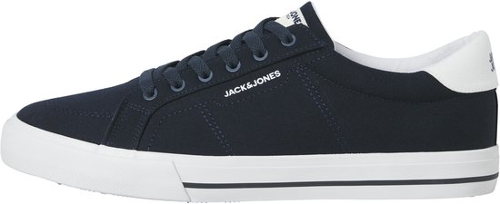 Donkerblauwe canvas sneaker van Jack & Jones met witte zool en witte hiel. Merklogo op de zijkant.